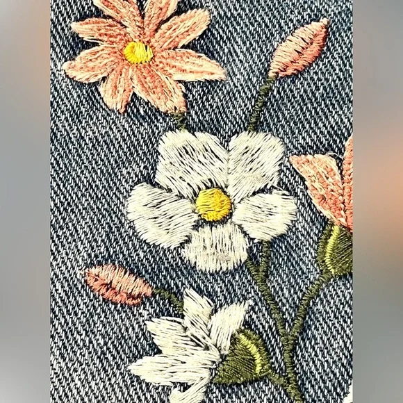Time and True Women’s Blue Jean Shorts with Floral Embroidery Size 4 - Picture 3 of 16